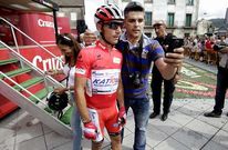 El control de firmas acerca a los ciclistas a la afici�n: en la foto, Purito Rodr�guez en Ponteareas en 2012.