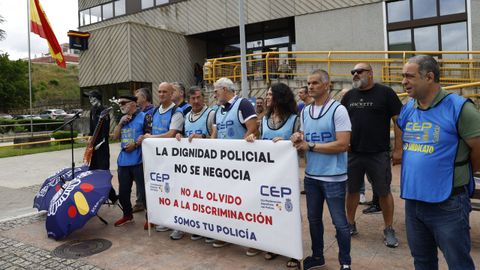 Un momento de la concentraci�n frente a la comisar�a