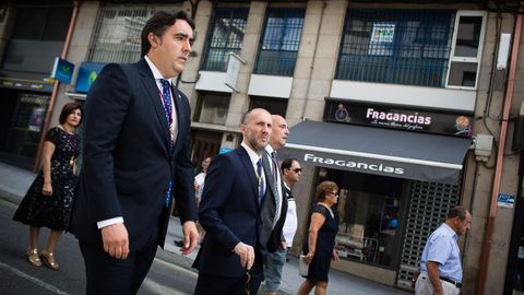 Las autoridades presentes en el acto, durante el recorrido de la procesin