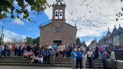 Protesta el pasado domingo ante la iglesia de Montaos