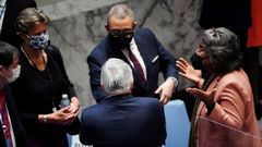 La embajadora estadounidense, Linda Thomas-Greenfield (derecha) charla con el embajador ruso (de espaldas), ante el Consejo de Seguridad de la ONU.