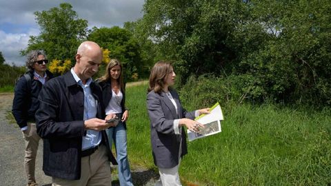 La conselleira de Medio Ambiente, ngeles Vzquez Mejuto, con el alcalde de Curtis, Javier Canzos, durante una visita al municipio.
