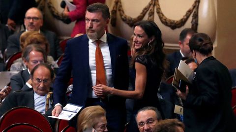 Telma Ortiz, hermana de la reina Letizia, y su pareja, el abogado Robert Gavin Bonnar, asisten a la ceremonia de entrega de los Premios Princesa de Asturias 2019 que se celebra hoy en el Teatro Campoamor de Oviedo