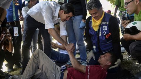 Juan Guaid saluda a un voluntario que se desmay durante una manifestacin en Caracas