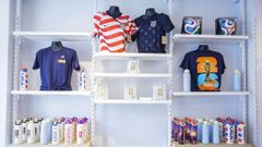 Art�culos de �merchandising� del Mundial del F�tbol en un establecimiento de Santa M�nica, en Estados Unidos.
