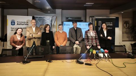 De izquierda a derecha, la directora de la C�tedra de Evaluaci�n de Pol�ticas de Empleo y catedr�tica de Econom�a Aplicada, Bego�a Cueto; Juan Francisco Canal, investigador de la c�tedra; Susana P�rez, directora de �rea de Empleabilidad y Emprendimiento de la Universidad de Oviedo; Mar�as mayor, investigador; el consejero de Ciencia, Industria y Empleo, Borja S�nchez; la vicerrectora de Transferencia y Relaciones con la Empresa de la Universidad de Oviedo, Susana Luque Rodr�guez y la directora gerente del Sepepa, Bego�a L�pez.