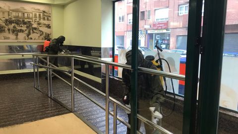 Dos militares desinfectando un supermercado.