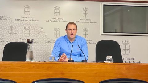 El portavoz parlamentario de Foro, Adri�n Pumares, durante la rueda de prensa de este lunes en la Juna General.