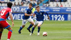 Viti controla un bal�n ante el Numancia, con Sa�l Berj�n detr�s