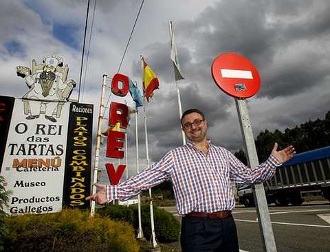 Carlos Folgueira, ante el conocid�simo negocio que regenta a la orilla de la carretera.