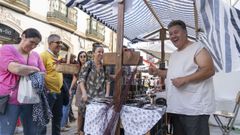 Los puestos de venta y la decoraci�n marinera inundan las calles de Ribeira.