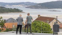 Xos� Regueira e o alcalde de Cabana, Jos� Mu��o, no novo mirador de Sinde