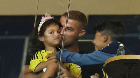 El futbolista, muy cari�oso con Bella Esmeralda y Mateo