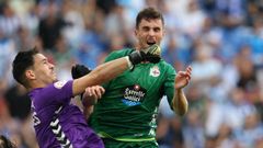 El portero del Pontevedra, Cort�s, despeja un centro en pugna con el deportivista Jaime