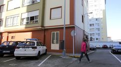 Exterior del bajo disponible situado en la calle Luis de Requesens.