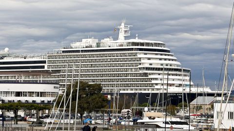 El crucero Queen Anne en el muelle de trasatl�nticos de Vigo