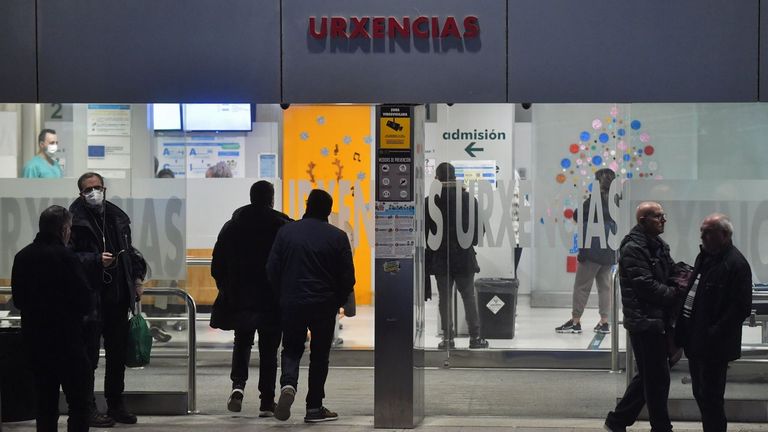 Usuarios acudiendo a los servicios de urgencias del Chuac (A Coru�a).