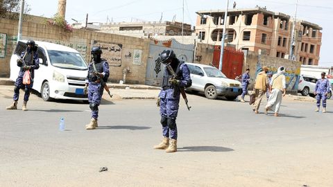 Soldados hutíes hacen guardia en la capital yemení.