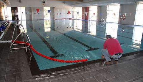 La piscina tiene pendiente la ejecuci�n de las obras de reparaci�n pendientes para evitar las humedades.