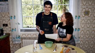 H�ctor y Paula Verde preparaban pan ayer por la tarde.