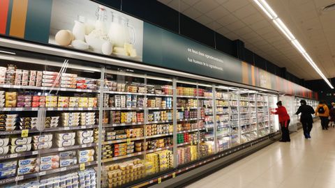 Imagen de archivo de la secci�n de l�cteos de un supermercado 