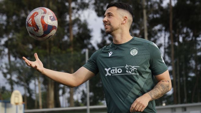 Rafa Mella posa para La Voz en el campo abegondense de O Monte
