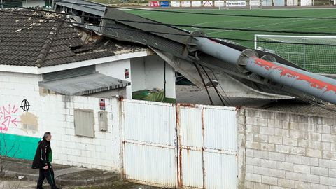  Un hombre ha muerto y otro ha resultado herido este domingo tras caer una torre de iluminaci�n sobre un campo de f�tbol en el municipio asturiano de Pola de Lena