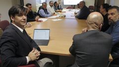 El consejero de Ciencia, Industria y Empleo de Asturias, Borja S�nchez (i) preside la reuni�n del Foro de Industria que este viernes aprob� la estrategia industrial para la comunidad aut�noma