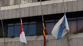 A bandeira colgouse da fachada do Concello