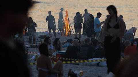 Una de las primeras hogueras en arder en los arenales de A Corua