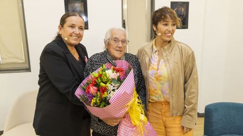 Sandra Abeijn y Mara Jos Pose, trabajadora social y edila, con Mara Barrientos, vecina de Carns de 85 aos 