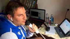 Manu S�nchez, pinchadiscos y binguero para animar a sus vecinos durante la cuarentena