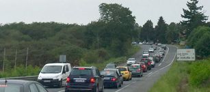 <span lang= es-es >Martes 11 de agosto, 19.00 horas.</span> El tramo pr�ximo al sem�foro de O Carballo registra habitualmente largas colas, como en la tarde de ayer. 