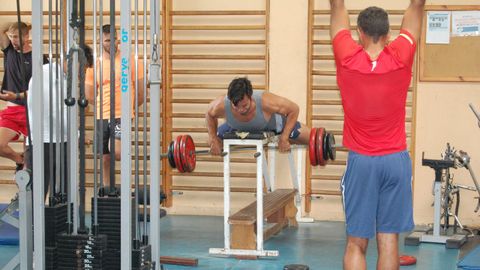 La sesi�n matinal suele terminar con ejercicio aer�bico, normalmente carrera, o con trabajo en el gimnasio. El viernes pasado tocaron pesas, con intensidad y pocas repeticiones. Al d�a siguiente pasar� por Trasona el fisioterapeuta para tratar varias molestias, un servicio del que no disponen a diario.