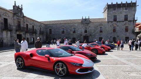 Concentraci�n de Ferraris en la plaza de Fefi��ns en Cambados
