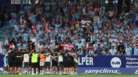 Los�jugadores y cuerpo t�cncio del Celta Fortuna celebraron el empate con los aficionados.