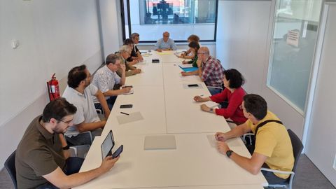 Los miembros de la comisi�n de seguimiento de las obras del IES Valle Incl�n de Pontevedra, en la reuni�n celebrada este jueves