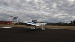 Una aeronave en la pista del aer�dromo de As Lamas, que acoger� la Vuelta Ib�rica
