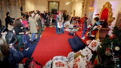 Los alumnos del colegio teense de    A Ramallosa cantaron y bailaron sobre el escenario.