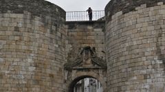 El vecino que fue visto �pescando� en la Muralla de Lugo