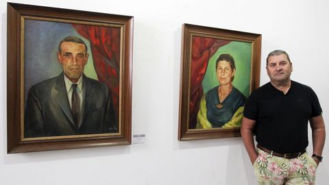 El�as Coch�n Rey posa en una de las salas junto a los retratos de sus abuelos los fundadores Ram�n Rey y Carmen B�veda realizados por el pintor Rivas Briones. Coch�n es director comercial del grupo