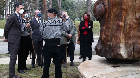 El presidente del Gobierno, Pedro S�nchez, en el acto de recepci�n de la talla en madera  �Confinamiento de la Reina Juana en Tordesillas� junto a la vicepresidenta tercera y ministra para la Transici�n Ecol�gica y el Reto Demogr�fico, Teresa Ribera, en el Palacio de la Moncloa en Madrid, este jueves.