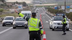 Imagen de un control de la Guardia Civil este viernes para vigilar los desplazamientos a las segundas residencias