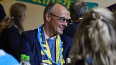 El canciller alem�n Friedrich Merz conversa con voluntarios en el comedor comunitario durante su visita a la 104.� Convenci�n Cat�lica Alemana (Katholikentag) en W�rzburg, Alemania.