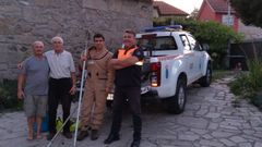 El alcalde de Vilaboa, enfundado en el traje para retirar velutinas, junto a tres vecinos de la localidad