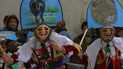 Foto de arquivo dos peliqueiros de Laza coa tradicional mscara do Entroido.