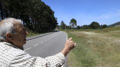Manuel Varela muestra la finca de As Tintas, frente al pinar situado en la carretera de Donios a San Xurxo, donde proponen crear el rea de autocaravanas