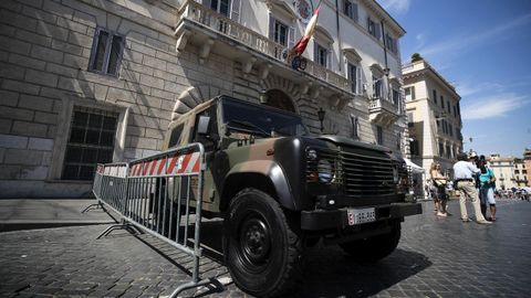 Vista de un vehculo militar en la puerta de la embajada espaola en la Santa Sede en Roma