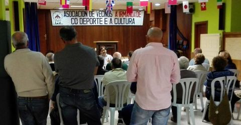 La primera reuni�n, en Bemantes, reuni� a m�s de una veintena de vecinos con el alcalde (al fondo). 