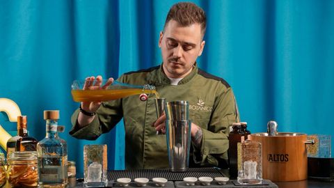 Marcos Ferro elaborando el c&oacute;ctel